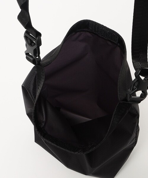 WEEKEND(ER)（ウィークエンダー）の「【別注】＜WEEKEND(ER)＞RIP ROLL TOP/ショルダーバッグ（ショルダーバッグ・メンズ・ブラック/ケリーグリーン・FREE）」の14枚目の写真