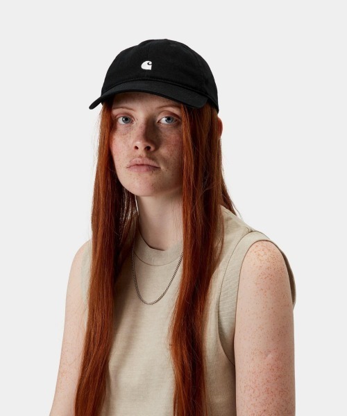 Carhartt WIP(カーハートダブリューアイピー)の「Carhartt WIP W' MADISON LOGO CAP(カーハート ワークインプログレス ウィメンズ マディソン ロゴ キャップ)(キャップ・レディース・ブラック系・FREE)」の1枚目の写真
