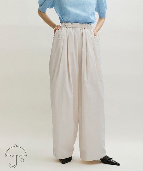 ADAM ET ROPE'(アダムエロペ)の「【定番人気】撥水ナイロンイージーパンツ(その他パンツ・レディース・ブラック/オフホワイト・36/38)」の2枚目の写真