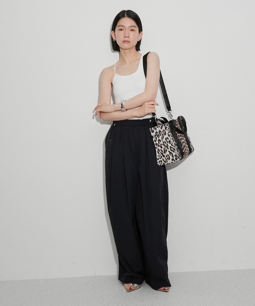 ADAM ET ROPE'(アダムエロペ)の「【定番人気】撥水ナイロンイージーパンツ(その他パンツ・レディース・ブラック/オフホワイト・36/38)」の3枚目の写真