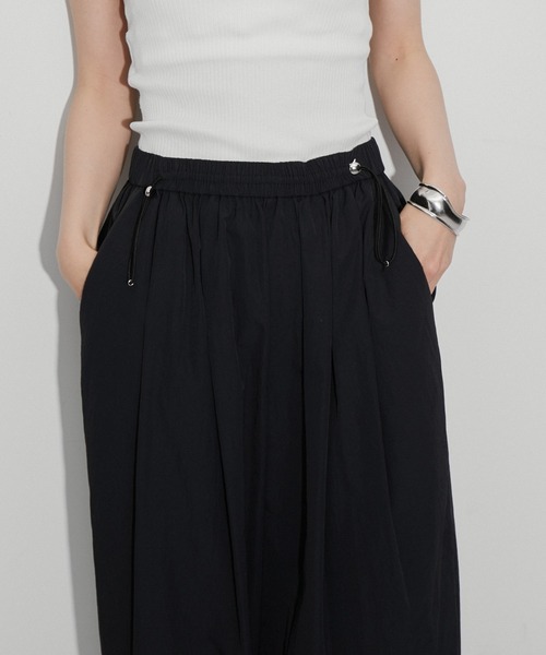 ADAM ET ROPE'(アダムエロペ)の「【定番人気】撥水ナイロンイージーパンツ(その他パンツ・レディース・ブラック/オフホワイト・36/38)」の9枚目の写真