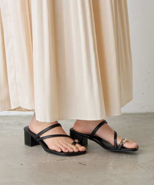 Jena espace merveilleux（ジェナ　エスパスメルヴェイユ）の「サムホールヒールサンダル（サンダル・レディース・ブラック/ベージュ/シルバー・MEDIUM/LARGE）」の4枚目の写真