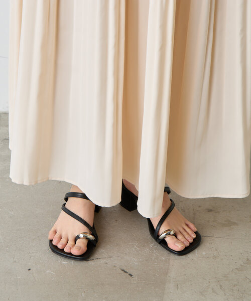 Jena espace merveilleux（ジェナ　エスパスメルヴェイユ）の「サムホールヒールサンダル（サンダル・レディース・ブラック/ベージュ/シルバー・MEDIUM/LARGE）」の5枚目の写真