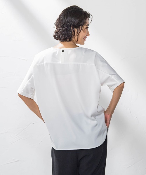 la.f…(ラエフ)の「バックサテンカットソー≪洗濯機で洗える≫(Tシャツ/カットソー・レディース・ネイビー/ホワイト/ブラック・9号/7号/11号)」の2枚目の写真