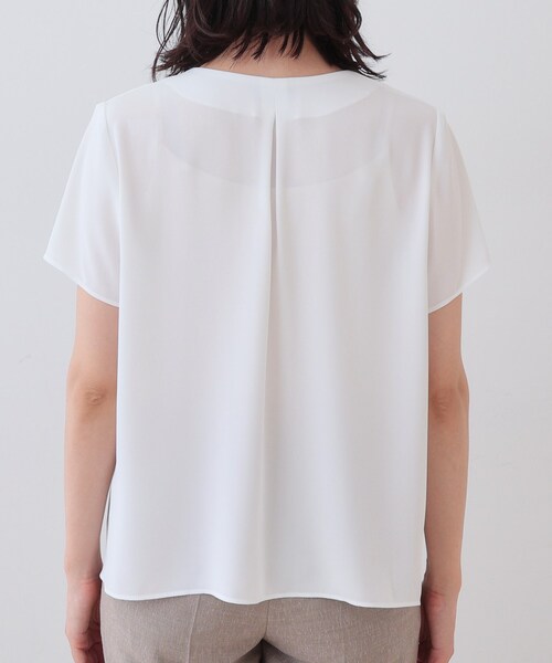 INDIVI（インディヴィ）の「【洗える／通勤】タックブラウス（シャツ/ブラウス・レディース・ホワイト・05/13/15 /34/38）」の2枚目の写真