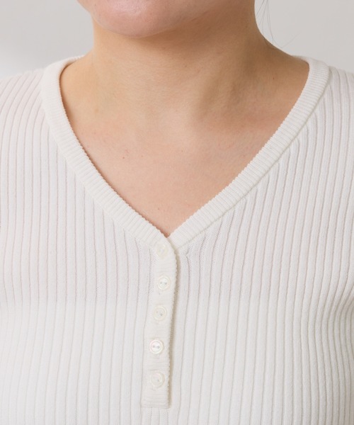 COLLAGE GALLARDAGALANTE（コラージュガリャルダガランテ）の「【OT】ヘンリーネックVニット（ニット/セーター・レディース・ブラック/オフホワイト・FREE）」の6枚目の写真