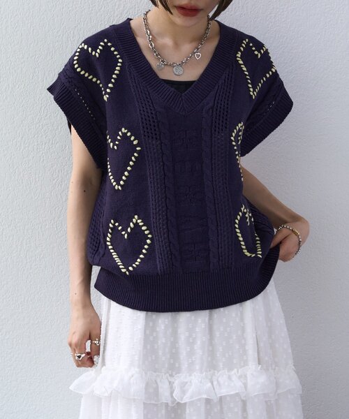 w closet（ダブルクローゼット）の「【25AW】ハート刺繍ニットベスト（ベスト・レディース・オフホワイト/ネイビー/ボルドー・FREE）」の2枚目の写真