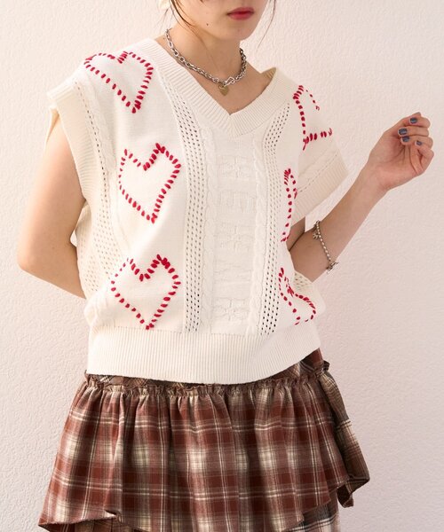 w closet（ダブルクローゼット）の「【25AW】ハート刺繍ニットベスト（ベスト・レディース・オフホワイト/ネイビー/ボルドー・FREE）」の13枚目の写真