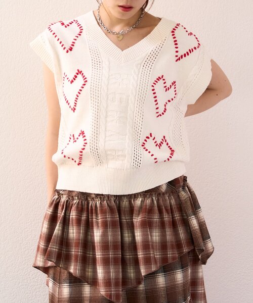 w closet（ダブルクローゼット）の「【25AW】ハート刺繍ニットベスト（ベスト・レディース・オフホワイト/ネイビー/ボルドー・FREE）」の14枚目の写真