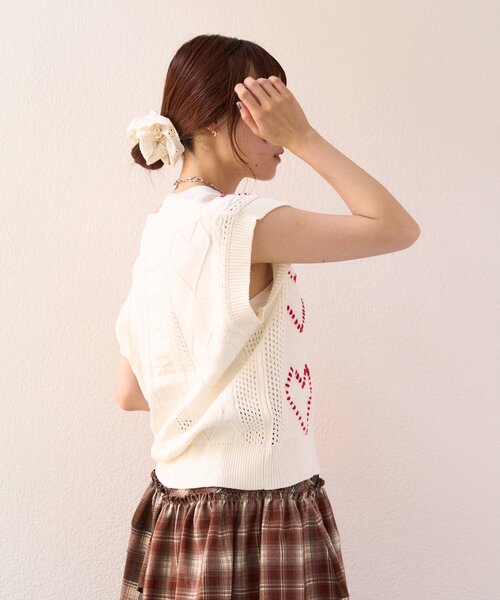 w closet（ダブルクローゼット）の「【25AW】ハート刺繍ニットベスト（ベスト・レディース・オフホワイト/ネイビー/ボルドー・FREE）」の17枚目の写真
