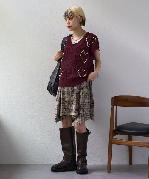 w closet（ダブルクローゼット）の「【25AW】ハート刺繍ニットベスト（ベスト・レディース・オフホワイト/ネイビー/ボルドー・FREE）」の7枚目の写真