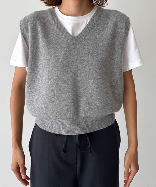 CANAL JEAN（キャナルジーン）の「SLEEK　カシミヤ混Vニットベスト（ベスト・レディース・グレー/ブラック/オリーブ/ブラウン・ONE SIZE）」の12枚目の写真