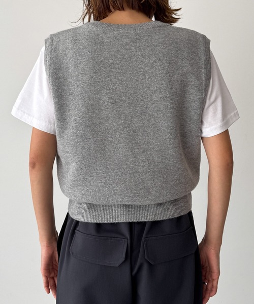 CANAL JEAN（キャナルジーン）の「SLEEK　カシミヤ混Vニットベスト（ベスト・レディース・グレー/ブラック/オリーブ/ブラウン・ONE SIZE）」の14枚目の写真