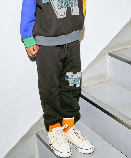 F.O.KIDS(エフオーキッズ)の「F.O.KIDS/エフオーキッズ カラバリグラフィック プリントデザインスウェットパンツ(スウェットパンツ・キッズ・パープル/グレー/ピンク/イエロー/グリーン/チャコール・140/150/160)」の3枚目の写真