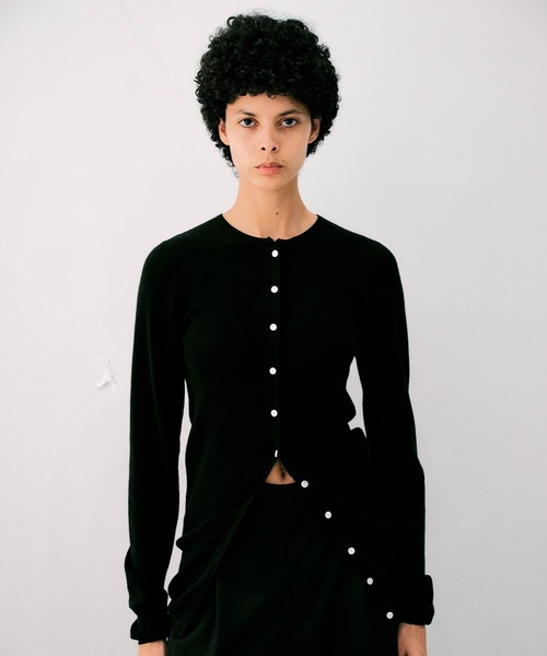 NOISE MAKER(ノイズメーカー)の「クルーネックミディ丈カーディガン(カーディガン/ボレロ・レディース・ブラック/レッド/ブラウン/パープル/グレー・FREE)」の1枚目の写真