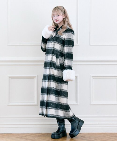 OLIVE des OLIVE（オリーブデオリーブ）の「【Belle Charme】スリムウエストファー付きコート（ステンカラーコート・レディース・ブラック/チェック/オフホワイト・SMALL/FREE）」の4枚目の写真