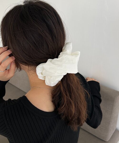 CAPRICIEUX LE'MAGE(カプリシューレマージュ)の「〈GOLDY/ゴールディ〉シャカシャカシュシュ(シュシュ・レディース・グレー/ブラック/ホワイト・FREE)」の1枚目の写真