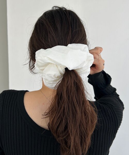 CAPRICIEUX LE'MAGE(カプリシューレマージュ)の「〈GOLDY/ゴールディ〉シャカシャカシュシュ(シュシュ・レディース・グレー/ブラック/ホワイト・FREE)」の4枚目の写真