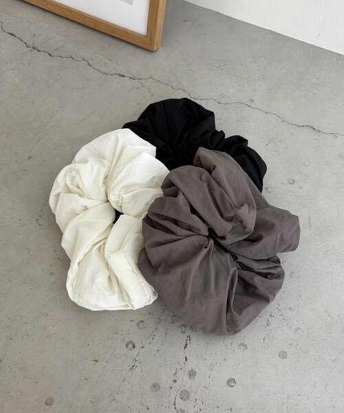 CAPRICIEUX LE'MAGE(カプリシューレマージュ)の「〈GOLDY/ゴールディ〉シャカシャカシュシュ(シュシュ・レディース・グレー/ブラック/ホワイト・FREE)」の8枚目の写真