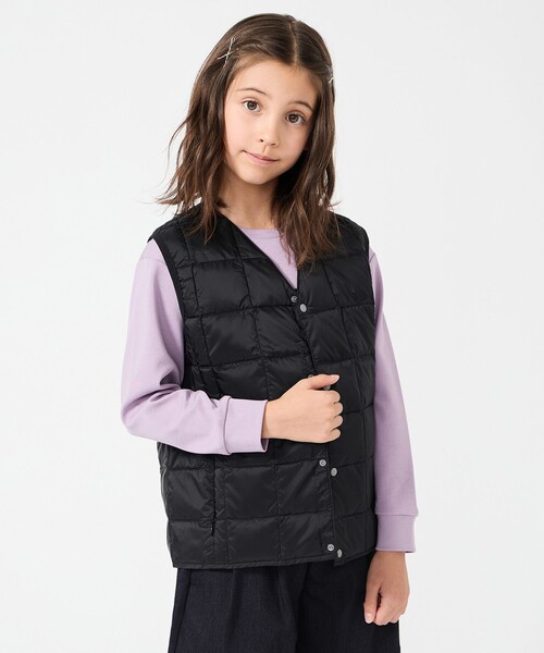 UNFILO（アンフィーロ）の「【120-150cm】TAION Vネック ダウンベスト(UNISEX)（ダウンベスト・キッズ・パイングリーン系/ブラック系/ライトイエロー系/ネイビー系/ホワイト系/スモーキーグリーン系/ライラック系・120/130/140/150）」の2枚目の写真
