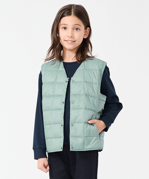 UNFILO（アンフィーロ）の「【120-150cm】TAION Vネック ダウンベスト(UNISEX)（ダウンベスト・キッズ・パイングリーン系/ブラック系/ライトイエロー系/ネイビー系/ホワイト系/スモーキーグリーン系/ライラック系・120/130/140/150）」の3枚目の写真