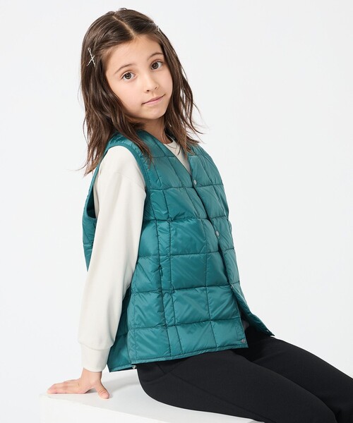 UNFILO（アンフィーロ）の「【120-150cm】TAION Vネック ダウンベスト(UNISEX)（ダウンベスト・キッズ・パイングリーン系/ブラック系/ライトイエロー系/ネイビー系/ホワイト系/スモーキーグリーン系/ライラック系・120/130/140/150）」の4枚目の写真