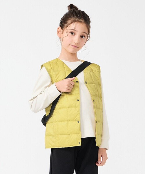 UNFILO（アンフィーロ）の「【120-150cm】TAION Vネック ダウンベスト(UNISEX)（ダウンベスト・キッズ・パイングリーン系/ブラック系/ライトイエロー系/ネイビー系/ホワイト系/スモーキーグリーン系/ライラック系・120/130/140/150）」の8枚目の写真