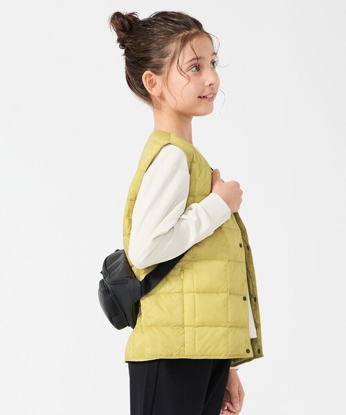 UNFILO（アンフィーロ）の「【120-150cm】TAION Vネック ダウンベスト(UNISEX)（ダウンベスト・キッズ・パイングリーン系/ブラック系/ライトイエロー系/ネイビー系/ホワイト系/スモーキーグリーン系/ライラック系・120/130/140/150）」の10枚目の写真