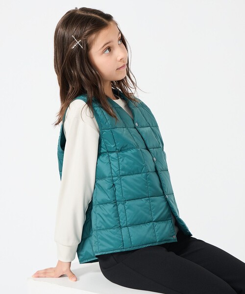 UNFILO（アンフィーロ）の「【120-150cm】TAION Vネック ダウンベスト(UNISEX)（ダウンベスト・キッズ・パイングリーン系/ブラック系/ライトイエロー系/ネイビー系/ホワイト系/スモーキーグリーン系/ライラック系・120/130/140/150）」の11枚目の写真