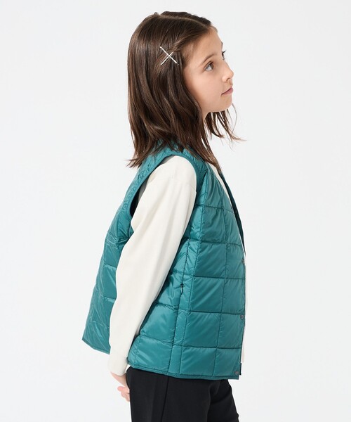 UNFILO（アンフィーロ）の「【120-150cm】TAION Vネック ダウンベスト(UNISEX)（ダウンベスト・キッズ・パイングリーン系/ブラック系/ライトイエロー系/ネイビー系/ホワイト系/スモーキーグリーン系/ライラック系・120/130/140/150）」の14枚目の写真