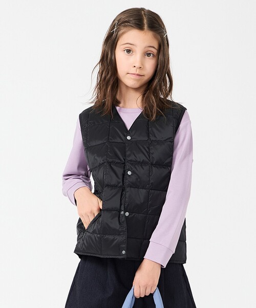 UNFILO（アンフィーロ）の「【120-150cm】TAION Vネック ダウンベスト(UNISEX)（ダウンベスト・キッズ・パイングリーン系/ブラック系/ライトイエロー系/ネイビー系/ホワイト系/スモーキーグリーン系/ライラック系・120/130/140/150）」の15枚目の写真