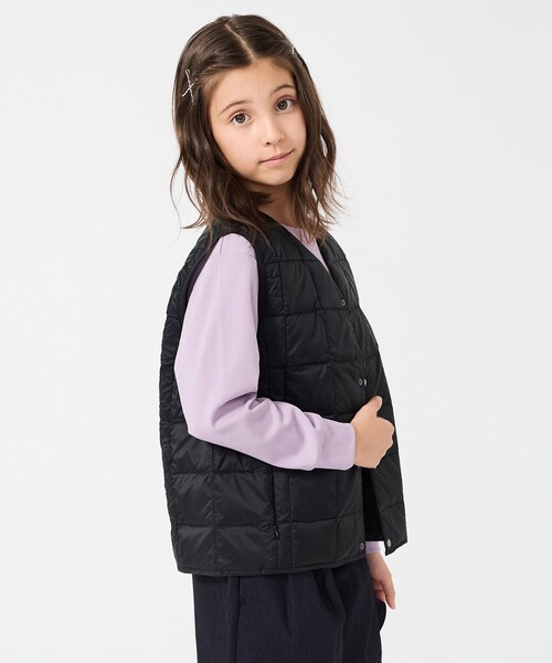 UNFILO（アンフィーロ）の「【120-150cm】TAION Vネック ダウンベスト(UNISEX)（ダウンベスト・キッズ・パイングリーン系/ブラック系/ライトイエロー系/ネイビー系/ホワイト系/スモーキーグリーン系/ライラック系・120/130/140/150）」の16枚目の写真