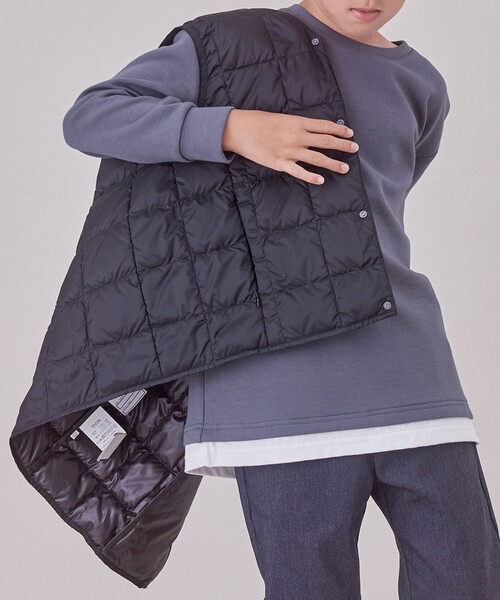 UNFILO（アンフィーロ）の「【120-150cm】TAION Vネック ダウンベスト(UNISEX)（ダウンベスト・キッズ・パイングリーン系/ブラック系/ライトイエロー系/ネイビー系/ホワイト系/スモーキーグリーン系/ライラック系・120/130/140/150）」の20枚目の写真