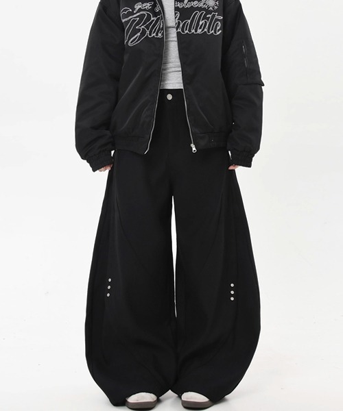 Ressaca(レサーカ)の「ワイドシルエットサイドスタッズカーブパンツ(その他パンツ・メンズ・レッド/ブラック・L/M/XL)」の2枚目の写真