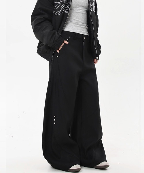 Ressaca(レサーカ)の「ワイドシルエットサイドスタッズカーブパンツ(その他パンツ・メンズ・レッド/ブラック・L/M/XL)」の4枚目の写真