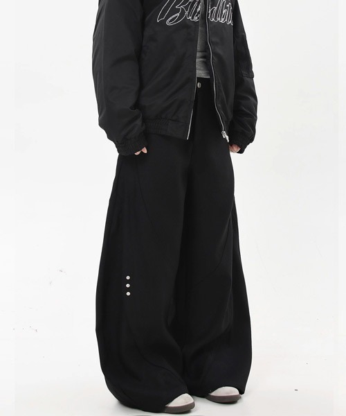 Ressaca(レサーカ)の「ワイドシルエットサイドスタッズカーブパンツ(その他パンツ・メンズ・レッド/ブラック・L/M/XL)」の5枚目の写真