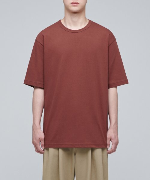 MUSINSA STANDARD（ムシンサスタンダード）の「リラックスフィットクルーネックTシャツ[ブリックレッド]（Tシャツ/カットソー・メンズ・その他・SMALL/MEDIUM/LARGE/X-LARGE/XX-LARGE/XXX-LARGE）」の2枚目の写真