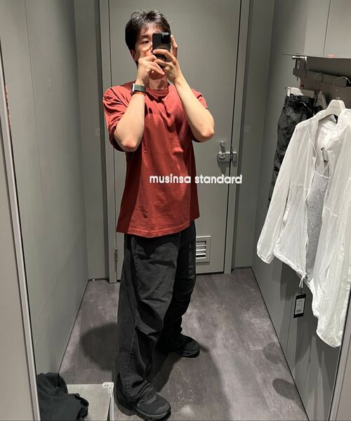MUSINSA STANDARD（ムシンサスタンダード）の「リラックスフィットクルーネックTシャツ[ブリックレッド]（Tシャツ/カットソー・メンズ・その他・SMALL/MEDIUM/LARGE/X-LARGE/XX-LARGE/XXX-LARGE）」の7枚目の写真