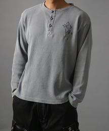 NYLAUS（ナイラス）の「【NYS】ヴィンテージライク クロス刺繍 ヘンリーネックTシャツ ワッフルダメージロンT 長袖Tシャツ ピグメント加工 ユニセックス（Tシャツ/カットソー）」