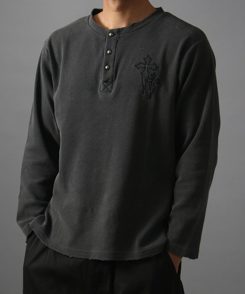 NYLAUS（ナイラス）の「【NYS】ヴィンテージライク クロス刺繍 ヘンリーネックTシャツ ワッフルダメージロンT 長袖Tシャツ ピグメント加工 ユニセックス（Tシャツ/カットソー・メンズ・チャコール/ブラック/グレー・M/L）」の3枚目の写真