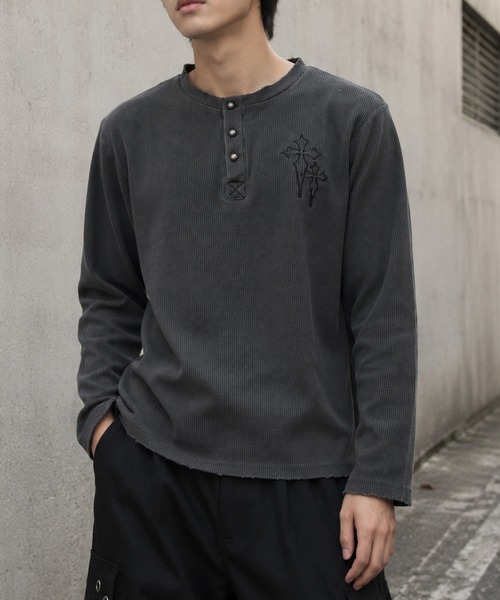 NYLAUS(ナイラス)の「【NYS】ヴィンテージライク クロス刺繍 ヘンリーネックTシャツ ワッフルダメージロンT 長袖Tシャツ ピグメント加工 ユニセックス(Tシャツ/カットソー・メンズ・チャコール/ブラック/グレー・M/L)」の9枚目の写真