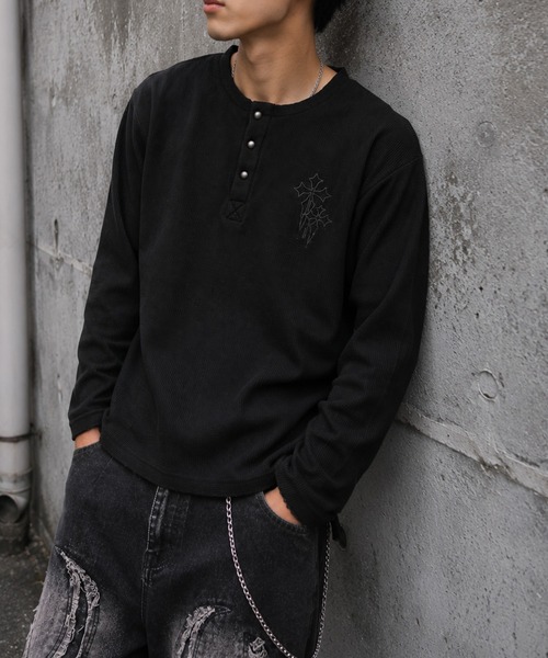 NYLAUS(ナイラス)の「【NYS】ヴィンテージライク クロス刺繍 ヘンリーネックTシャツ ワッフルダメージロンT 長袖Tシャツ ピグメント加工 ユニセックス(Tシャツ/カットソー・メンズ・チャコール/ブラック/グレー・M/L)」の13枚目の写真