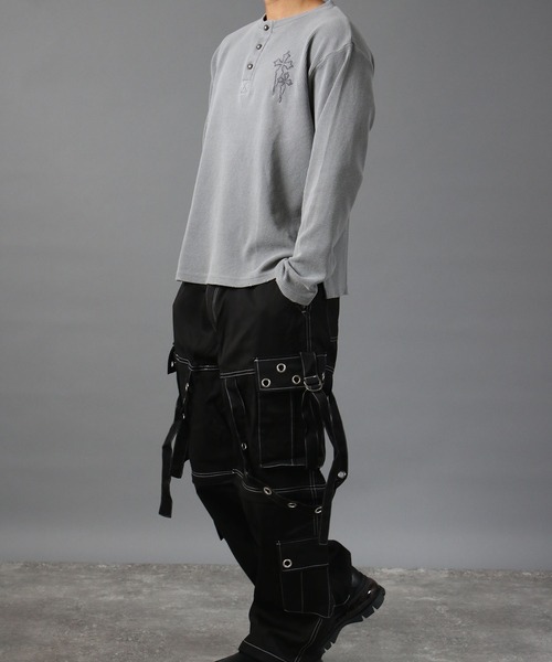 NYLAUS（ナイラス）の「【NYS】ヴィンテージライク クロス刺繍 ヘンリーネックTシャツ ワッフルダメージロンT 長袖Tシャツ ピグメント加工 ユニセックス（Tシャツ/カットソー・メンズ・チャコール/ブラック/グレー・M/L）」の9枚目の写真