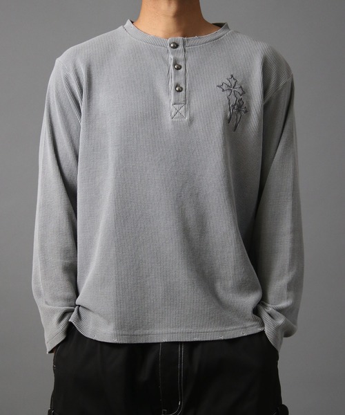 NYLAUS（ナイラス）の「【NYS】ヴィンテージライク クロス刺繍 ヘンリーネックTシャツ ワッフルダメージロンT 長袖Tシャツ ピグメント加工 ユニセックス（Tシャツ/カットソー・メンズ・チャコール/ブラック/グレー・M/L）」の10枚目の写真