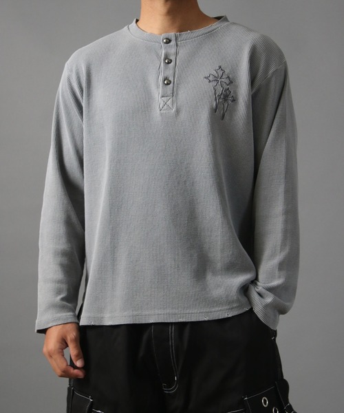 NYLAUS（ナイラス）の「【NYS】ヴィンテージライク クロス刺繍 ヘンリーネックTシャツ ワッフルダメージロンT 長袖Tシャツ ピグメント加工 ユニセックス（Tシャツ/カットソー・メンズ・チャコール/ブラック/グレー・M/L）」の11枚目の写真