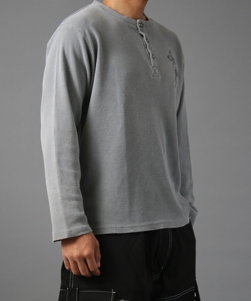 NYLAUS（ナイラス）の「【NYS】ヴィンテージライク クロス刺繍 ヘンリーネックTシャツ ワッフルダメージロンT 長袖Tシャツ ピグメント加工 ユニセックス（Tシャツ/カットソー・メンズ・チャコール/ブラック/グレー・M/L）」の12枚目の写真