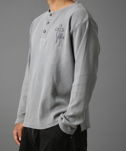 NYLAUS（ナイラス）の「【NYS】ヴィンテージライク クロス刺繍 ヘンリーネックTシャツ ワッフルダメージロンT 長袖Tシャツ ピグメント加工 ユニセックス（Tシャツ/カットソー・メンズ・チャコール/ブラック/グレー・M/L）」の14枚目の写真