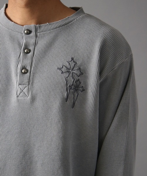 NYLAUS（ナイラス）の「【NYS】ヴィンテージライク クロス刺繍 ヘンリーネックTシャツ ワッフルダメージロンT 長袖Tシャツ ピグメント加工 ユニセックス（Tシャツ/カットソー・メンズ・チャコール/ブラック/グレー・M/L）」の15枚目の写真