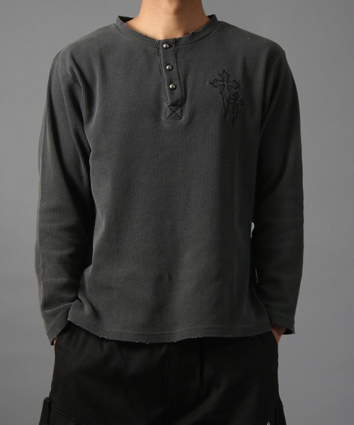 NYLAUS（ナイラス）の「【NYS】ヴィンテージライク クロス刺繍 ヘンリーネックTシャツ ワッフルダメージロンT 長袖Tシャツ ピグメント加工 ユニセックス（Tシャツ/カットソー・メンズ・チャコール/ブラック/グレー・M/L）」の21枚目の写真