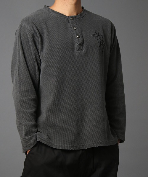 NYLAUS（ナイラス）の「【NYS】ヴィンテージライク クロス刺繍 ヘンリーネックTシャツ ワッフルダメージロンT 長袖Tシャツ ピグメント加工 ユニセックス（Tシャツ/カットソー・メンズ・チャコール/ブラック/グレー・M/L）」の22枚目の写真